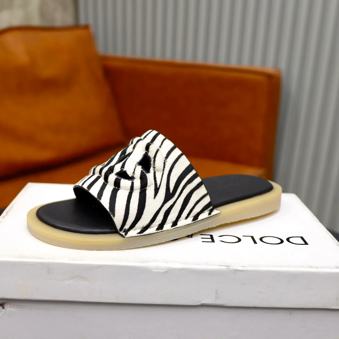 Ex-factory price: 340💰🙅‍♂️🙅‍♂️🙅‍♂️ Brand: DG Standard code: 38-44 (45 customized) Grade: Same as the official website Material: Original leather design Original lightweight wear-resistant molded outsole Style category: Men's fashion sandals Distinguished luxury brand elements Top luxury Color: Actual picture color